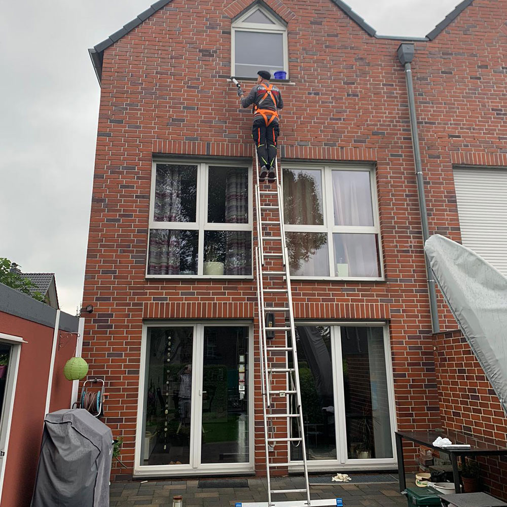 Bausachverstaendiger an der Hauswand